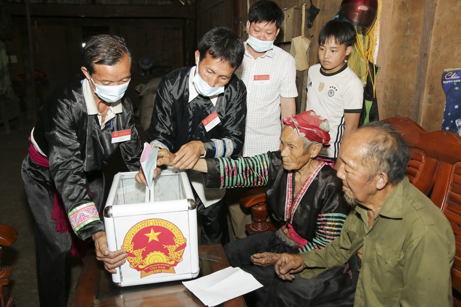 Ấn tượng về ngày bầu cử sớm ở miền Tây Nghệ An  