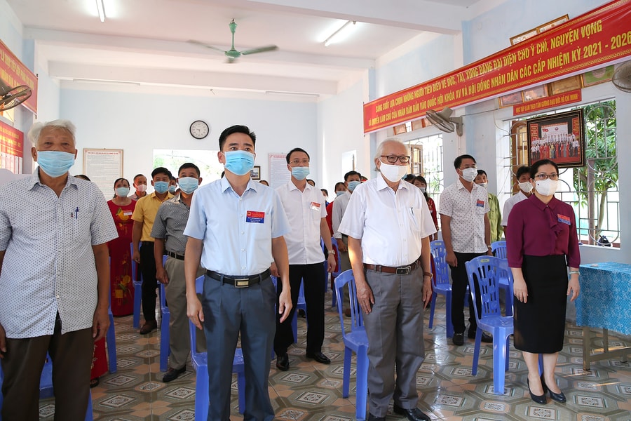 Cử tri phố biển Cửa Lò phấn khởi thực hiện quyền và nghĩa vụ công dân 