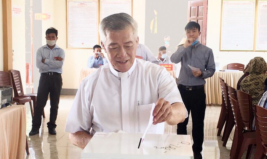 Giám mục Giáo phận Vinh cùng cử tri đồng bào công giáo thực hiện quyền công dân trong ngày bầu cử