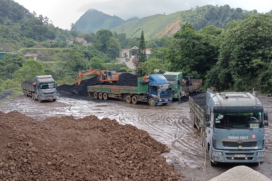 Chi phí vận tải hàng tăng cao khi qua Cửa khẩu Nậm Cắn - Nghệ An  