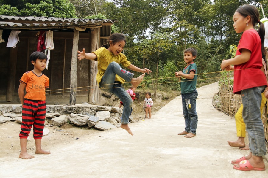 Những trò vui chơi thú vị trong ngày hè của trẻ em vùng cao Nghệ An 