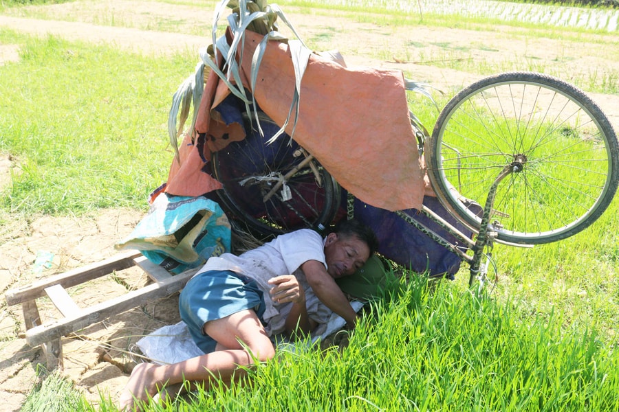 Muôn kiểu chống nắng độc lạ của nông dân Nghệ An