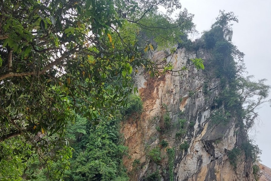 Nghệ An: Dân nơm nớp lo dưới lèn đá Na Bàng