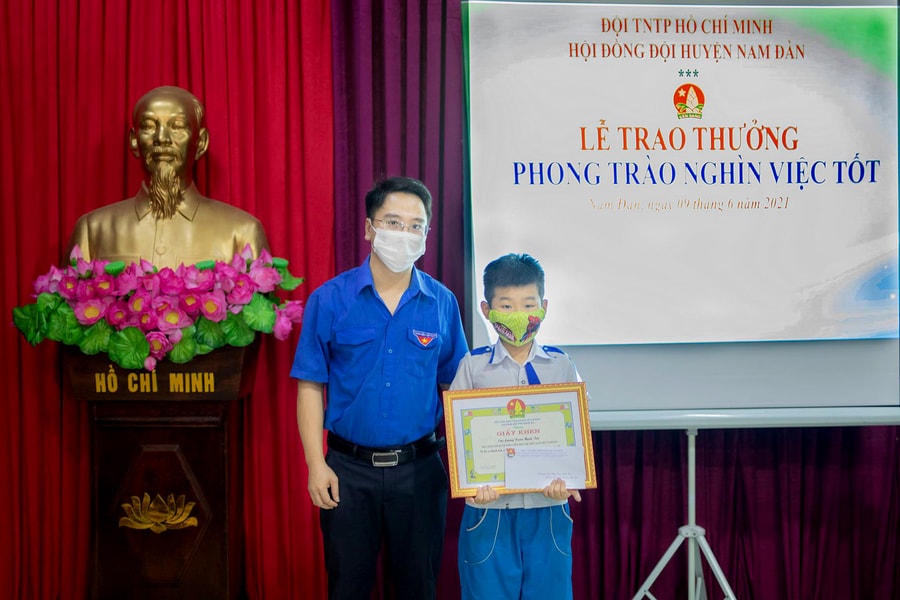 Trao tặng Giấy khen cho nam sinh lớp 4 nhặt được dây chuyền vàng trả người đánh mất