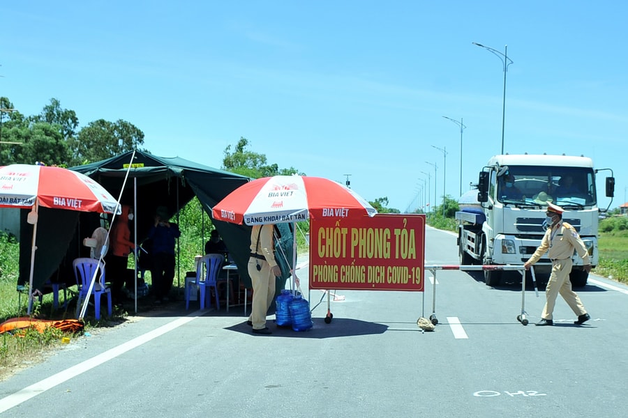 Căng mình chống dịch dưới cái nắng hơn 40 độ ở thành Vinh