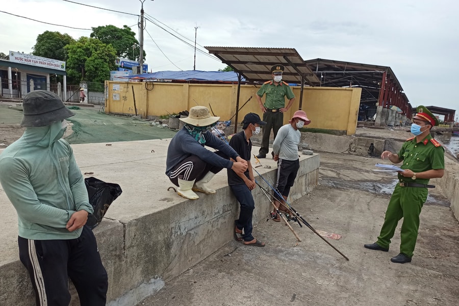 Đi câu cá, 4 thanh niên bị phạt 8 triệu đồng vì không giữ khoảng cách để chống dịch