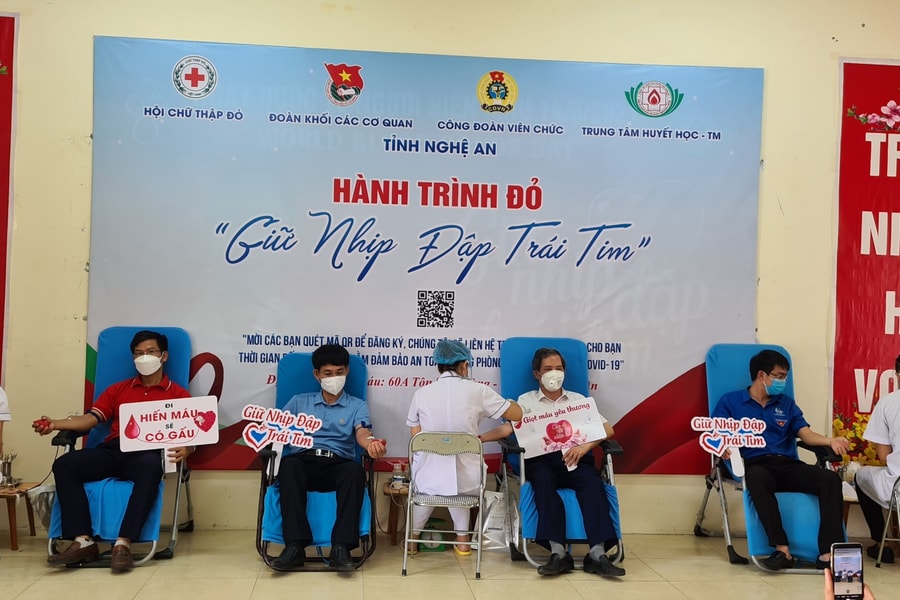 Lãnh đạo các cơ quan, đơn vị tham gia hiến máu 'Hành trình đỏ - Giữ nhịp đập trái tim'