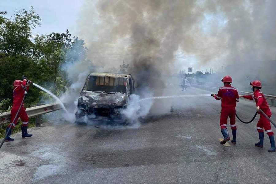 Nghệ An: Xe tải chạy trên đường bất ngờ bốc cháy
