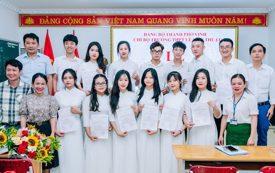 Gieo ‘hạt giống đỏ’ từ các trường THPT - vẫn còn nhiều băn khoăn