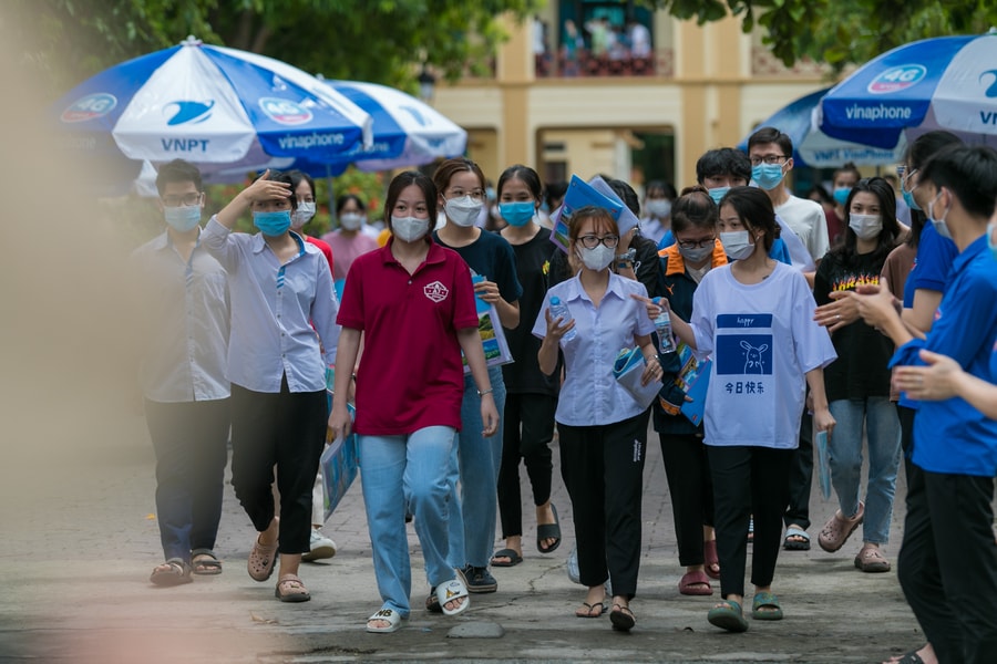 Đề thi tổ hợp KHXH vừa sức, tổ hợp KHTN hơi 'khó nhằn'