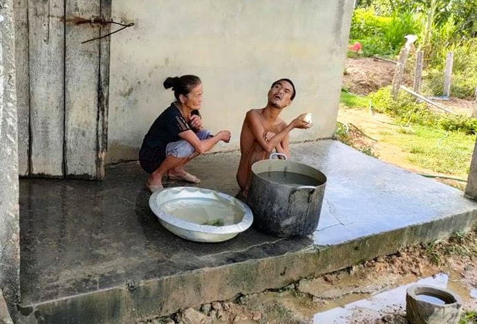 Xót lòng mẹ già đơn thân nuôi 2 con, người ngớ ngẩn, người tai nạn liệt giường