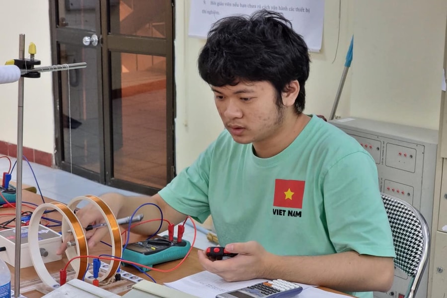 Nam sinh trường Phan đạt Huy chương Bạc Olympic Vật lý quốc tế