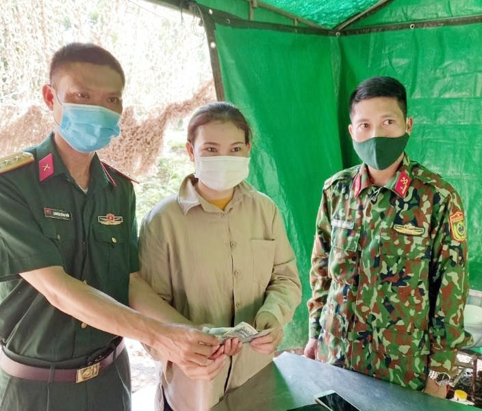 Trực chốt kiểm dịch, thượng úy quân đội nhặt được của rơi trả người đánh mất