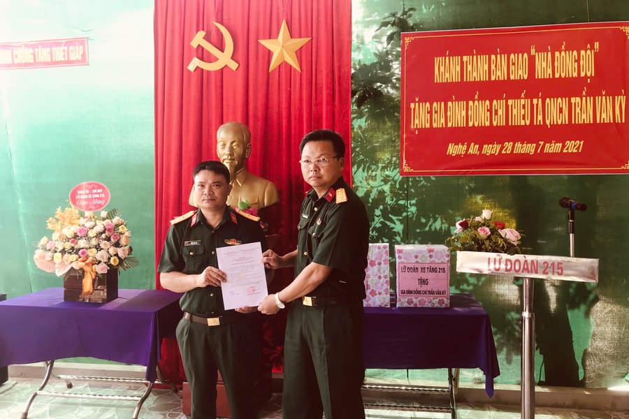 Lữ đoàn xe tăng 215 khánh thành và bàn giao 'Nhà đồng đội' cho quân nhân chuyên nghiệp 