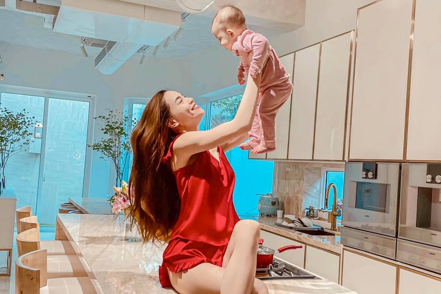 Cuộc sống vợ chồng Hồ Ngọc Hà ở biệt thự mới