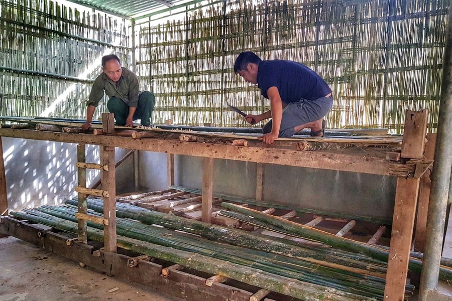 Giáo viên vùng cao Nghệ An tự tay sửa sang phòng học bán trú cho học sinh