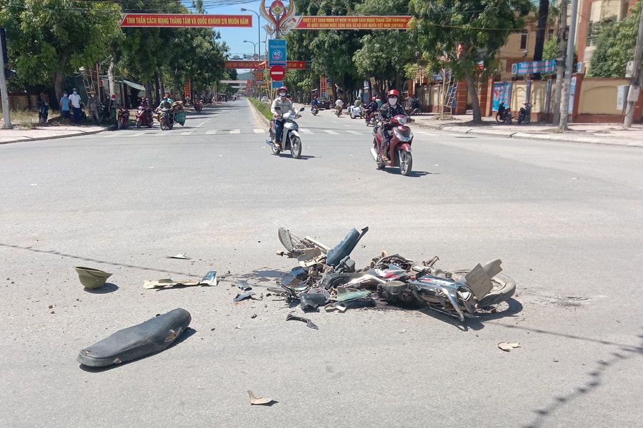 Cuốn vào gầm xe tải, người đàn ông bị dập nát chân