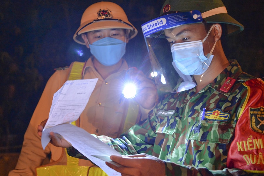 Video: Màu áo lính trên chốt phòng chống dịch Covid-19