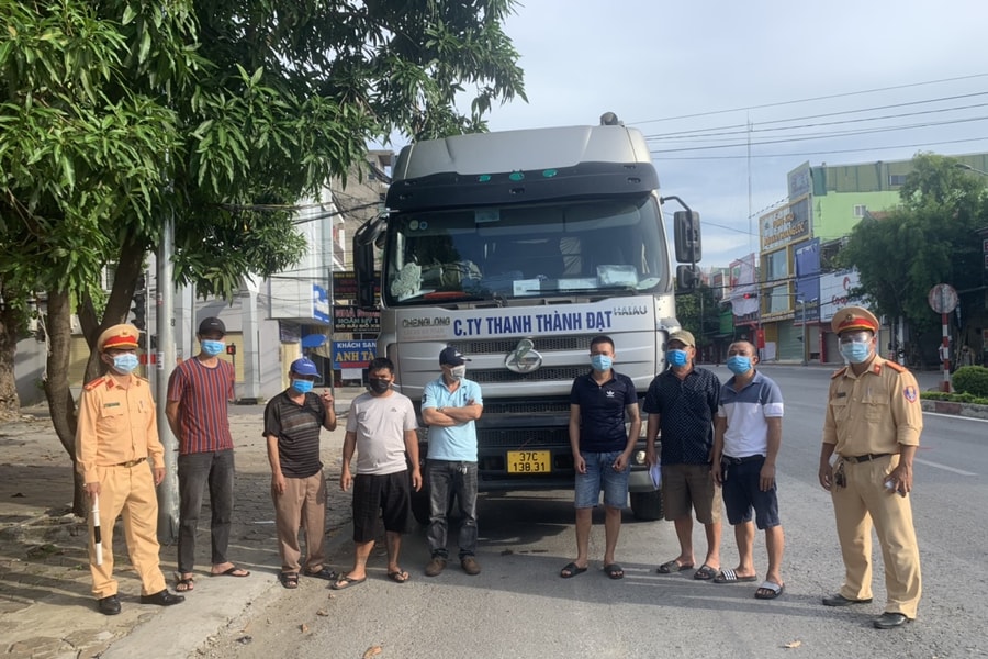 Phát hiện xe đầu kéo chở 6 người 'thông chốt' để ra khỏi thành phố Vinh
