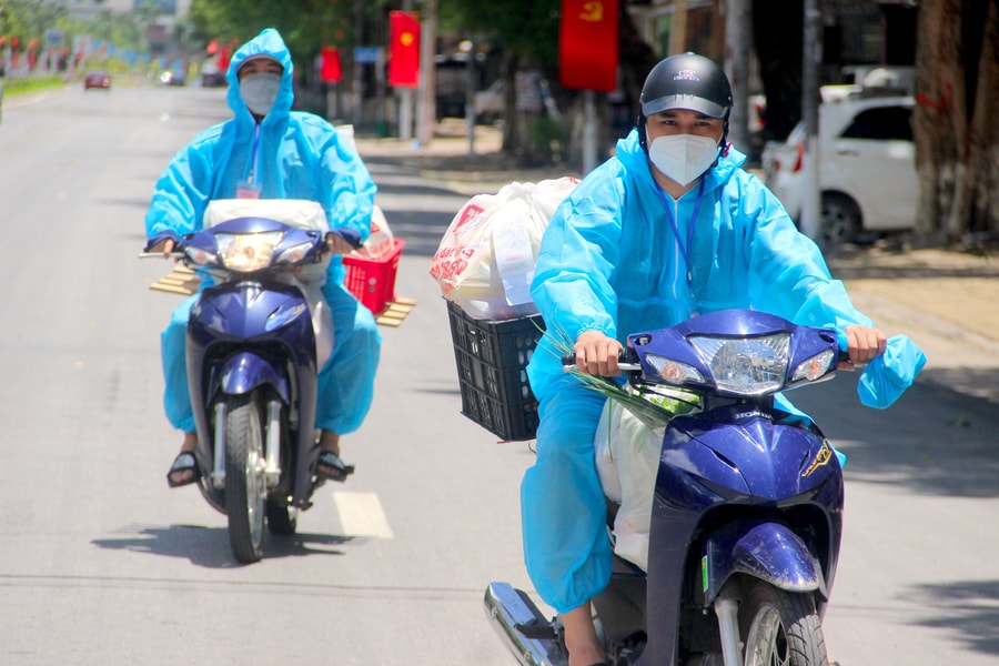 Shipper áo xanh mang thực phẩm đến người dân 'vùng đỏ' thành Vinh