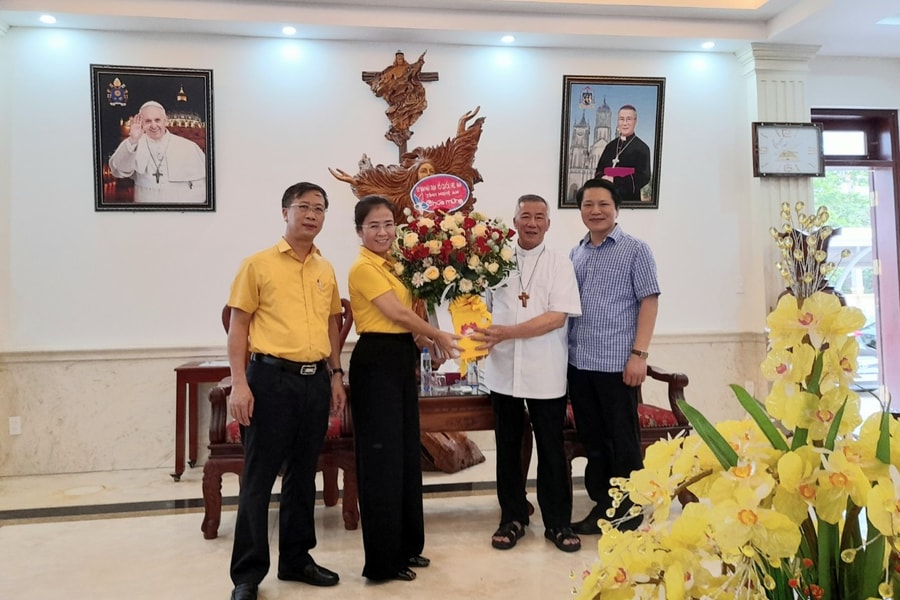 Chủ tịch Ủy ban MTTQ tỉnh chúc mừng Giám mục Giáo phận Vinh Anphong Nguyễn Hữu Long