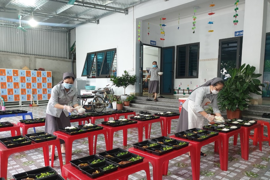 Các Sơ dòng Bác ái Thouret nấu cơm cho người dân cách ly tập trung ở Cửa Lò