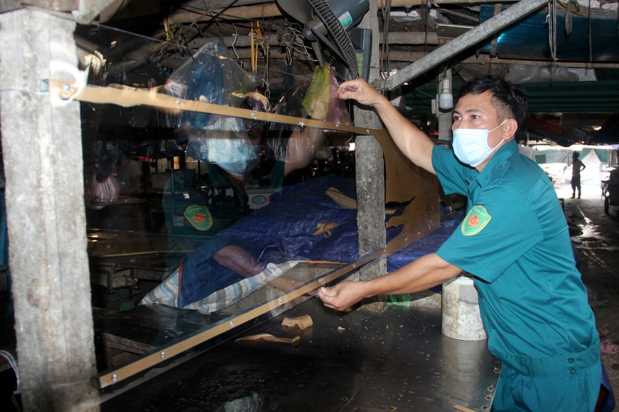 TP Vinh thẩm định lại các chợ, tiểu thương lo lắp vách ngăn, tấm chắn giọt bắn