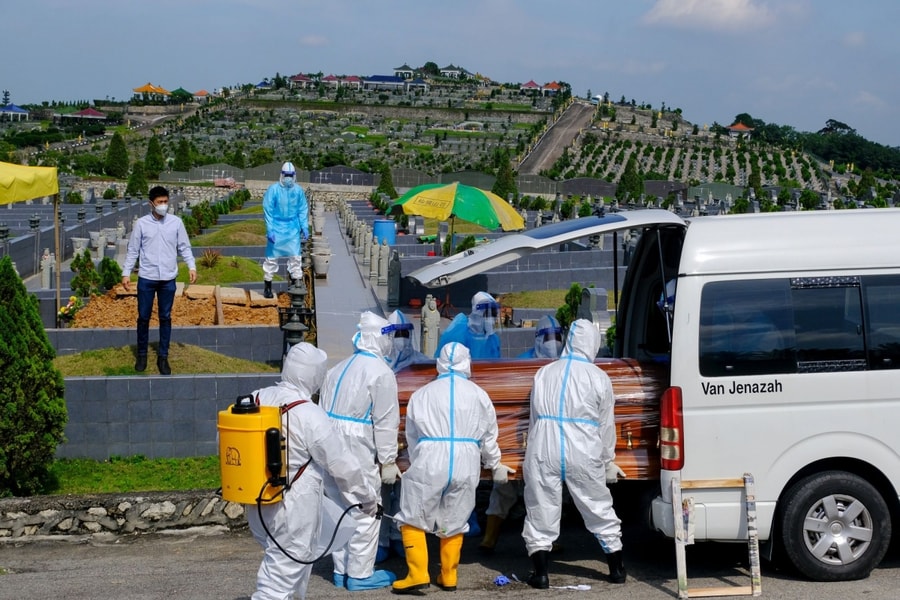 Bức tranh Covid-19 trên thế giới sẽ tươi sáng hơn hay vẫn u tối?