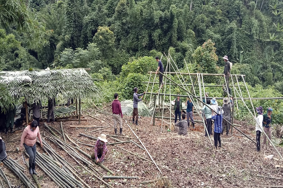 Người dân bản Mông góp vật liệu, ngày công dựng lán, làm khu cách ly