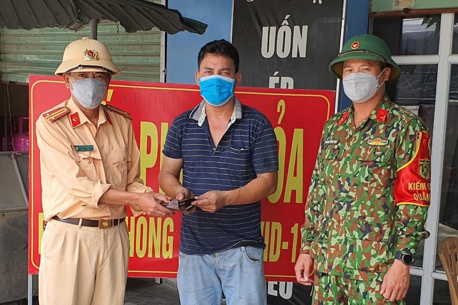 Cán bộ trực chốt phòng dịch Covid nhặt được ví tiền trả người đánh rơi