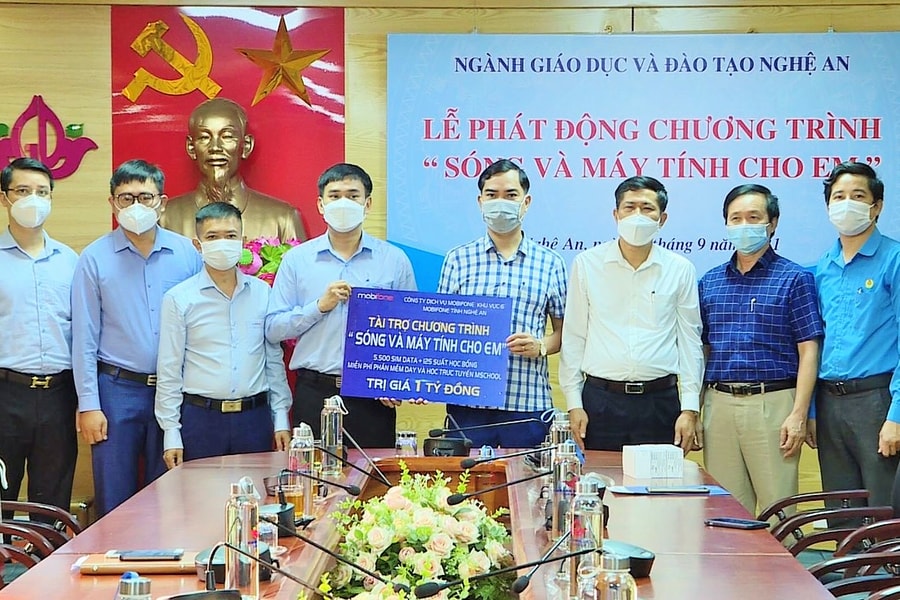 MobiFone Nghệ An tài trợ 1 tỷ đồng chương trình 'Sóng và máy tính cho em'