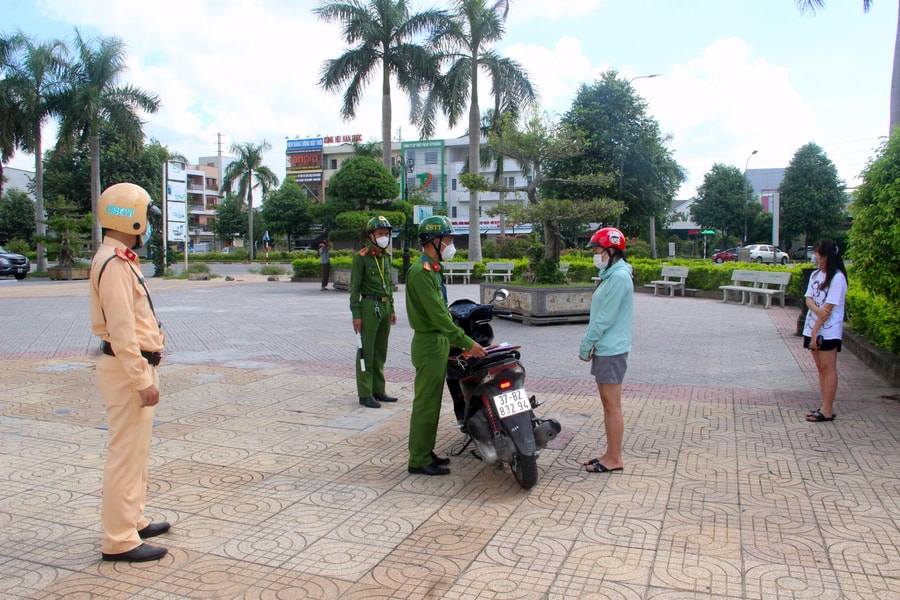 Phớt lờ lệnh cấm, quán cà phê tại TP. Vinh ngang nhiên phục vụ khách tại chỗ