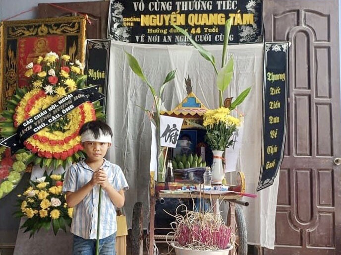 Nhói lòng hoàn cảnh cậu bé 8 tuổi mồ côi bố, thiếu vắng tình mẹ