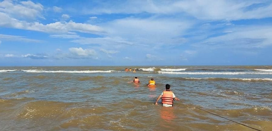 Nghệ An: Tìm kiếm người đàn ông mất tích khi đang mò ngao trên biển