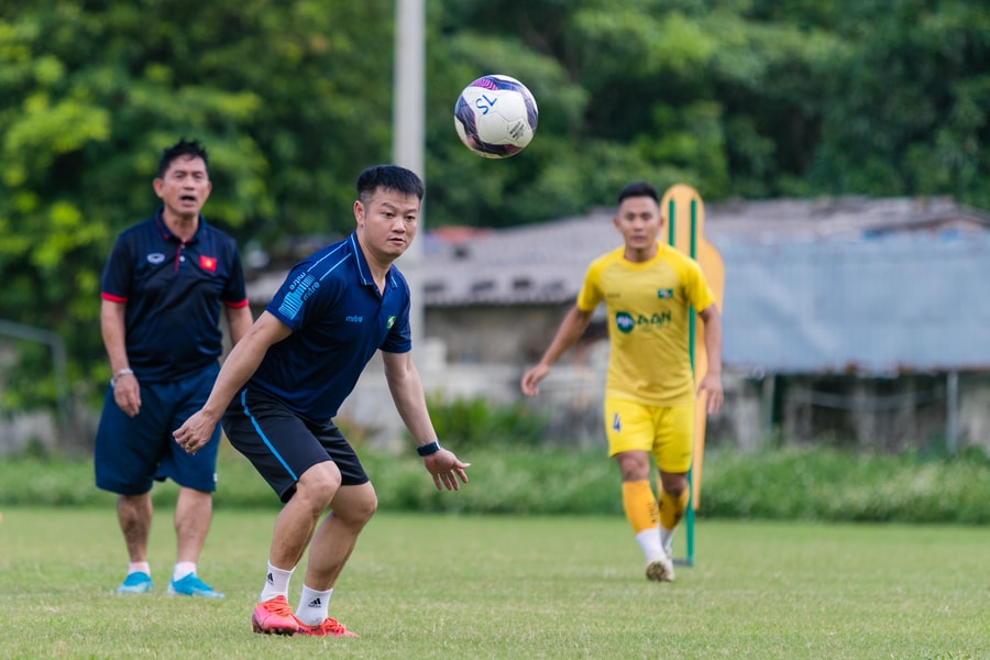 Văn Quyến thị phạm cho các cầu thủ trẻ SLNA tập luyện theo chiến thuật mới