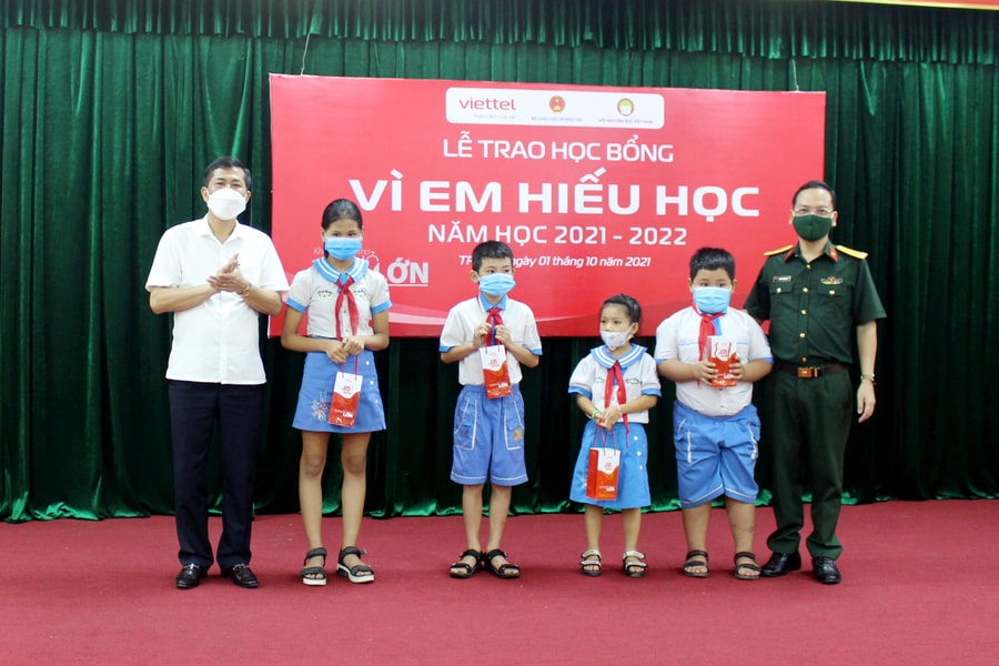 Viettel Nghệ An trao hơn 2,6 tỷ đồng cho Quỹ học bổng ‘Vì em hiếu học năm học’ 2021 - 2022