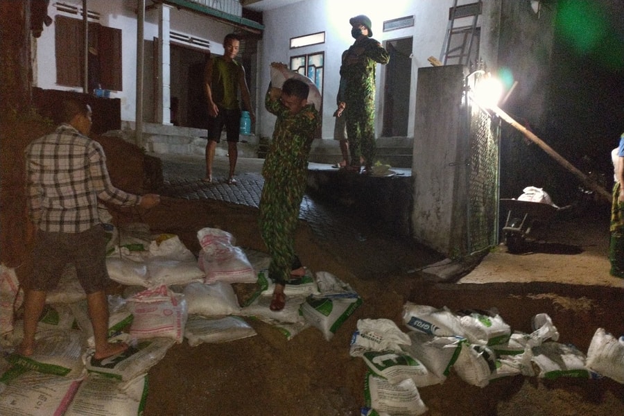 Mưa lớn, sạt lở đất đe dọa sập nhà dân