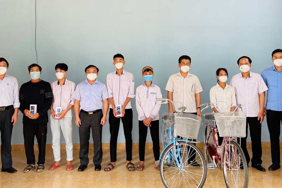 Trưởng Ban Dân vận Tỉnh ủy tặng quà cho học sinh nghèo tại thị xã Hoàng Mai