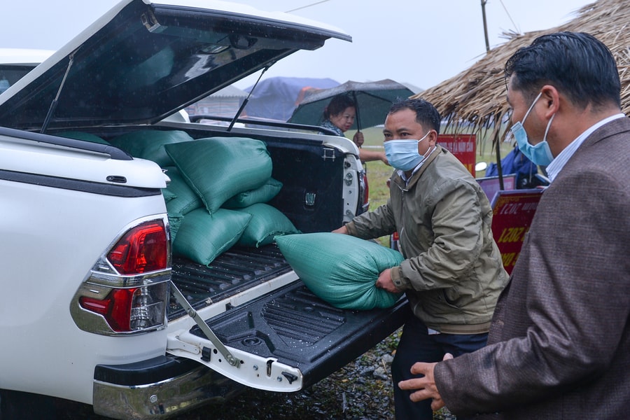 Đoàn Thanh niên Báo Nghệ An, Đồn BP Nậm Cắn tặng quà công dân về từ các tỉnh phía Nam