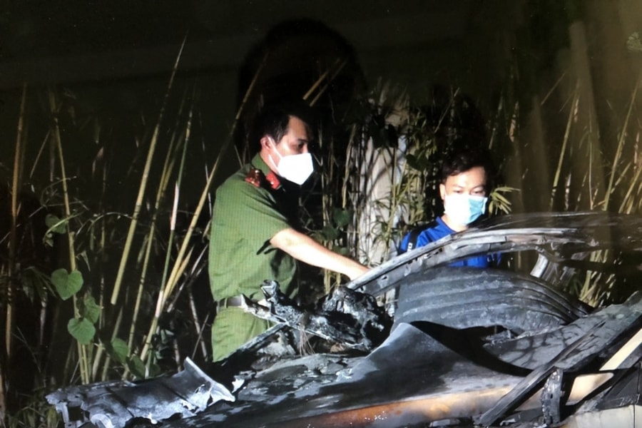 Nghi ngờ vợ ngoại tình, mua xăng đốt ô tô của 'tình địch'