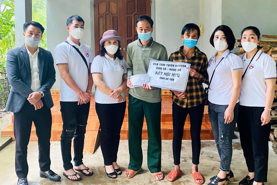 Trao hơn 20 triệu đồng hỗ trợ gia đình nạn nhân bị điện giật khi hái cau