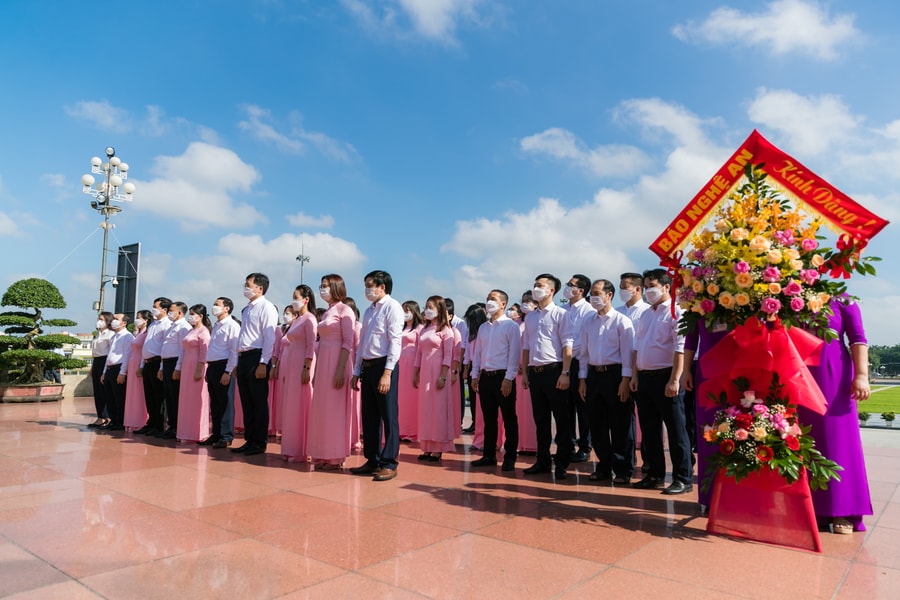 Báo Nghệ An dâng hoa báo công với Bác Hồ tại Quảng trường Hồ Chí Minh