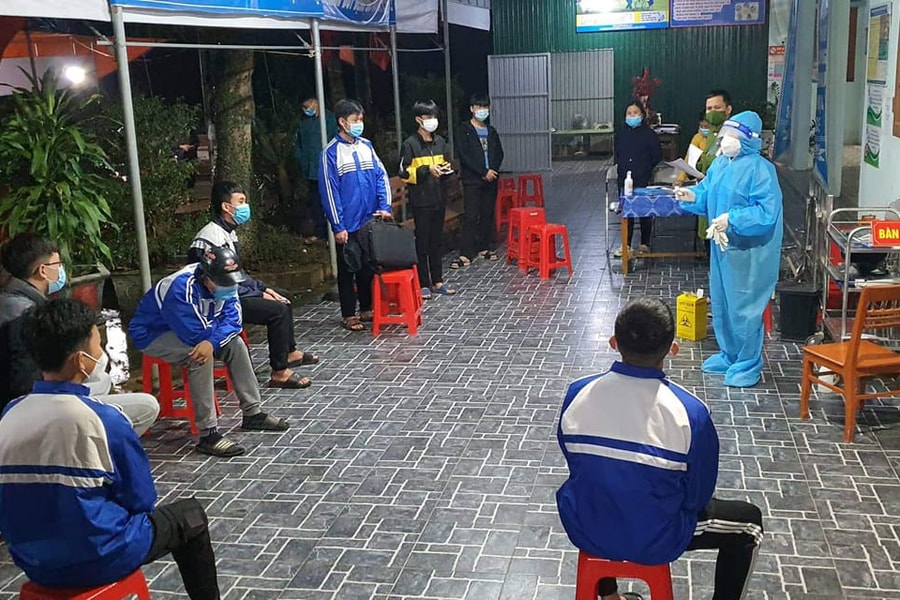 Thanh Chương lấy mẫu xét nghiệm hàng trăm người liên quan ca nhiễm cộng đồng đầu tiên 