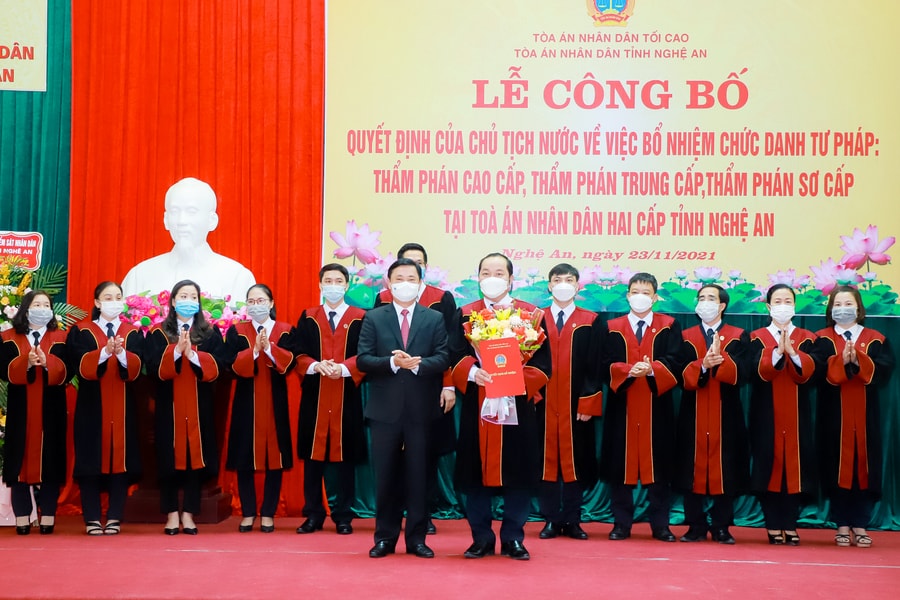 Trao Quyết định bổ nhiệm 12 thẩm phán tại Tòa án nhân dân hai cấp tỉnh Nghệ An