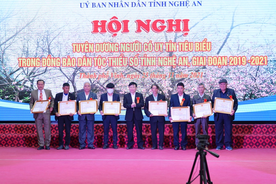 Biểu dương, tôn vinh người có uy tín trong cộng đồng dân tộc thiểu số tỉnh Nghệ An