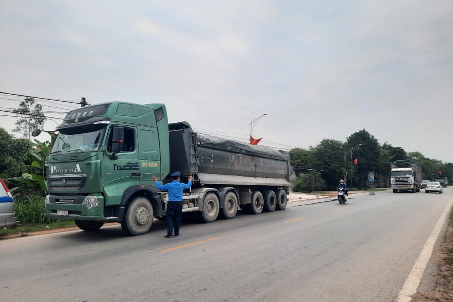Nghệ An ra quân kiểm tra, xử phạt gần 600 triệu đồng xe quá tải trọng