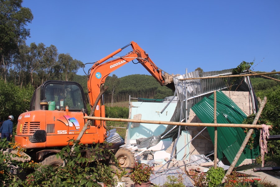 Yên Thành cưỡng chế, tháo dỡ nhà xây dựng trái phép trên đất lâm nghiệp