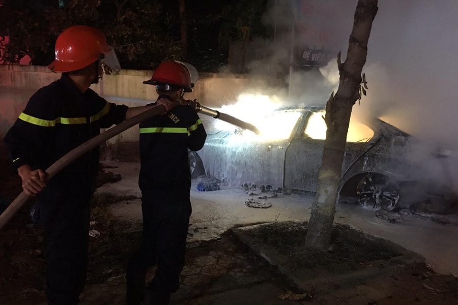 Xe ô tô đang đậu trên vỉa hè TP. Vinh bất ngờ bốc cháy dữ dội