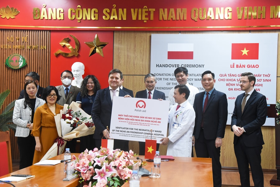 Đại sứ đặc mệnh toàn quyền Cộng hòa Ba Lan trao tặng máy thở cho Bệnh viện Hữu nghị Đa khoa Nghệ An