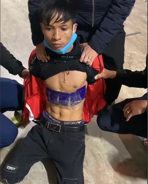 Kiểm tra hành chính đôi nam nữ, phát hiện người đàn ông giấu ma túy quanh bụng